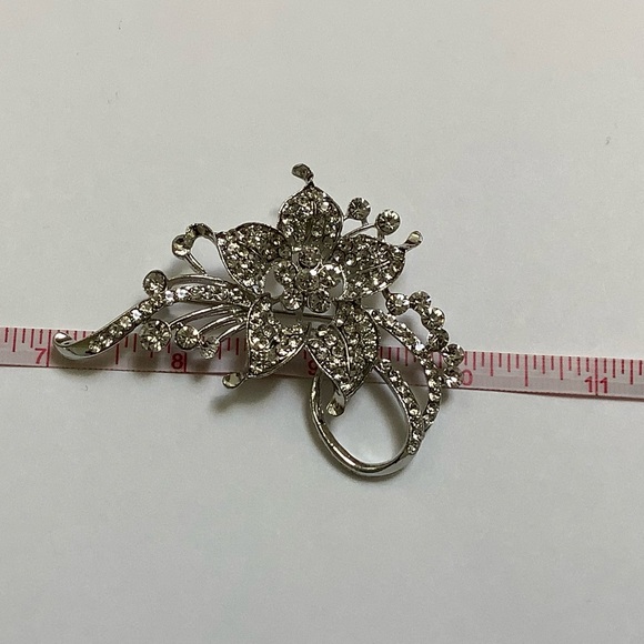 Large Silver Toned Rhinestone Flower Brooch - Picture 9 of 11